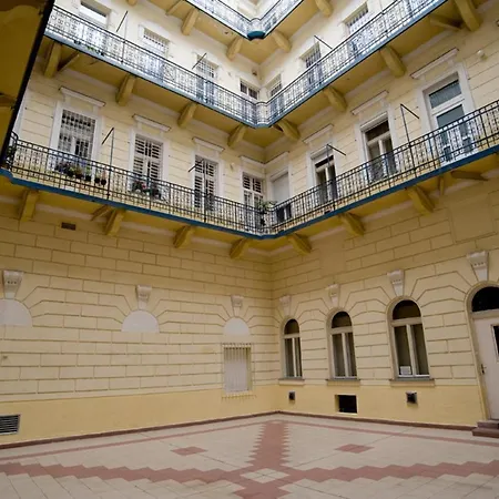 Luxury Paulay Street Apartment Budapest